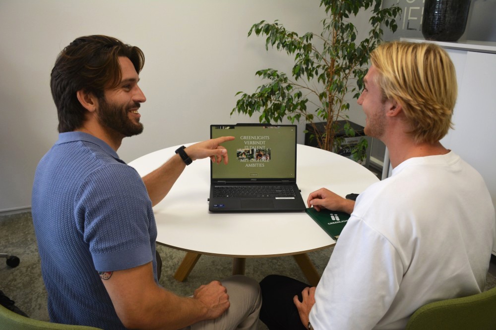 IT-professionals overleggen samen achter een laptop