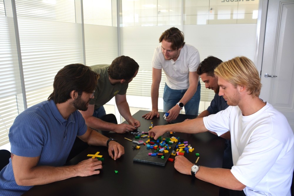 IT-professionals van Greenlights die samen met LEGO bouwen