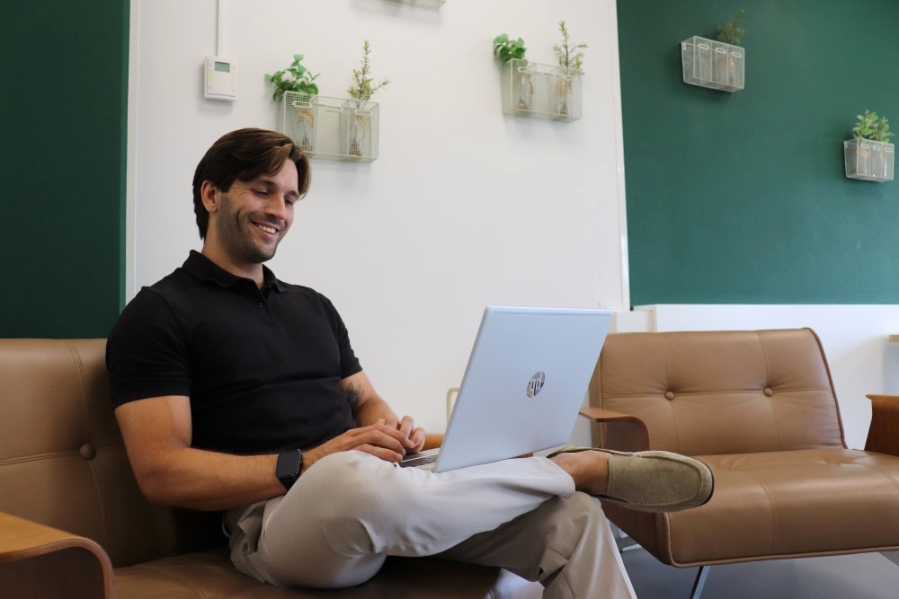 IT-professional aan het werk op een laptop